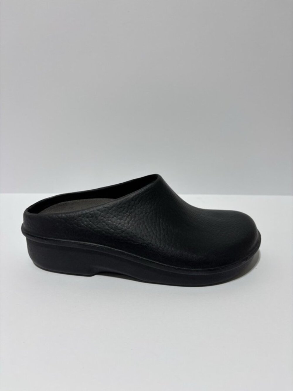 Klogs Women’s Kennet Black Slip-On Clogs, Size 7 M